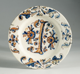 541.  Plato de cerámica esmaltada de la serie tricolor.Talavera, S. XVII..