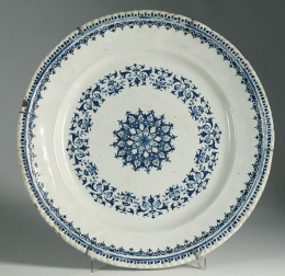 1094.  Gran plato de cerámica francesa con decoración en azul cobalto vegetal.Ruan, S. XVIII.