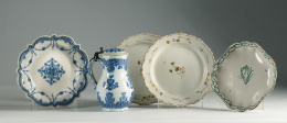 1091.  Jarro en cerámica con decoración de lambrequines en azul cobalto.Ruan, S. XVIII..
