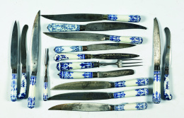 526.  Juego de catorce cuchillos y dos tenedores con mango de porcelana esmaltada en azul cobalto con decoración tipo “berain”Saint Cloud, Francia, S. XVIII.