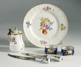 492.  Dos cuchillos en porcelana esmaltada con decoración de frutas probablemente Italia, S. XVIII..