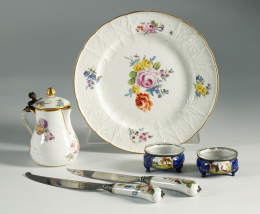 491.  Plato de porcelana esmaltada con ramillete de flores.Meissen, h. 1730 - 1763.