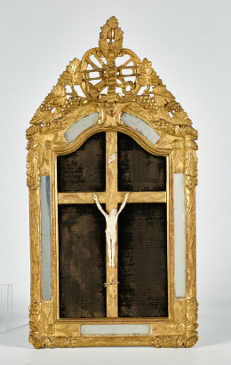 651.  Cristo en marfil de cuatro clavos, con cruz y marco en madera tallada y dorada con entrecalles de espejo.Escuela europea, S. XVIII.