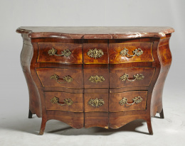 1130.  Cómoda bombée en madera de nogal y marquetería de limoncillo, con tapa de mármolTrabajo italiano,  siglo XVIII.