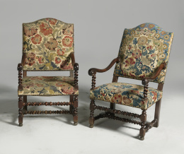 555.  Pareja de sillones de brazos, en madera de nogal con tapicería de gros-point.Trabajo francés, S. XVII.