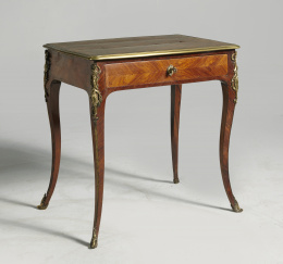 1117.  Pierre Macret (1727-1796)*Escritorio transición Luis XV  / Luis XVI de madera de palo de rosa, palo de violeta y bronces aplicados, tapa con marquetería romboidal. Trabajo francés, segunda mitad del S. XVIII..