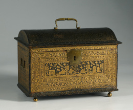 1281.  Cofrecillo con alma de madera en piel gofrada en oro, con cartelas decorativa de tema cinegética.Trabajo italiano, S. XVI.