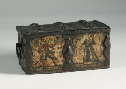 448.  Cofre de caudales o de “Nuremberg” en hierro forjado, cincelado, clavado y policromado decorado con un hombre y una mujer vestidos a la manera del S. XVII.Trabajo alemán o Suiza, S. XVI-XVII..