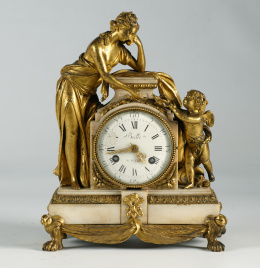 553.  Brille á París“El retorno del Amor”Reloj de sobremesa Luis XVI, en alabastro y bronce dorado.Francia, ff. del S. XVIII.