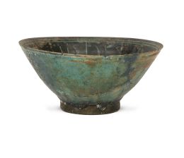 567.  Cuenco con decoración negra sobre vidriado azul turquesa.Kashan, Irán, S. XIII.