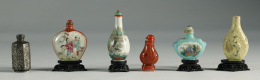 1152.  Snuff Bottle de porcelana esmaltada, con decoración en relieve de garzas.Dinastía Quing, S. XVIII - XIX.