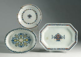 1095.  Plato de cerámica esmaltada, con cesto de flores en el asiento.Sinceny (1733-1864)..