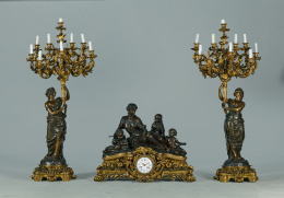 559.  Raingo Frères *Guarnición de chimenea, Napoleón III, en bronce dorado y patinado. Firmado Raingo Freires en la esfera.Francia tercer cuarto del S. XIX.