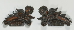 1183.  Pareja de remates de querubines en madera de nogal, apoyados sobre ménsulas.S. XVIII - XIX.