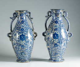335.  Pareja de jarrones en cerámica de Fajalauza, vidriada en blanco y azul cobalto.Granada, S. XIX.