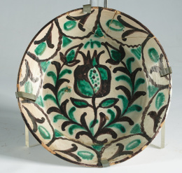 467.  Lebrillo de cerámica de Fajalauza vidriado en verde y marrón con granada en el asiento.Granada ff. S. XIX.