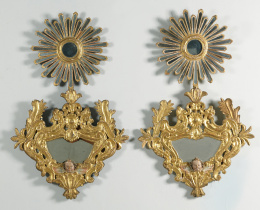 1105.  Pareja de cornucopias de madera tallada, dorada y policromada.Quizás trabajo portugués, S. XVII..