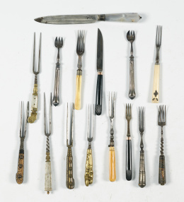 1037.  Lote de cubiertos de viaje con mangos de diferentes materiales como hueso, nácar grabado, asta, metal y ónixS. XVIII - XIX. .