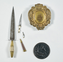 473.  Medalla de bronce, que representa la piedad. Inscripción con fecha de 1619.