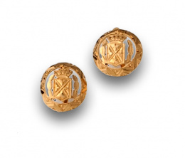 632.  Pendientes de botón calado con escudo en oro de 18K.