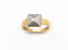 697.  Sortija en oro amarillo liso con brillante en marco piramidal de oro blanco mate de 18K.