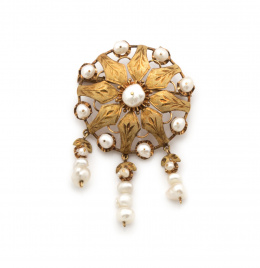 16.  Broche flor con pétalos de oro mate grabado y perlas barrocas rodeando y en racimos colgantes.
