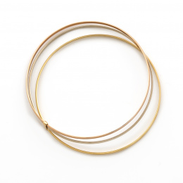698.  Pulsera formada por tres aros en oro tricolor de 18K con decoración exterior rayada, unidas por una banda.