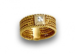 799.  Anillo en oro amarillo trenzado de 18K con circonita de talla carré central, en marco de oro blanco.