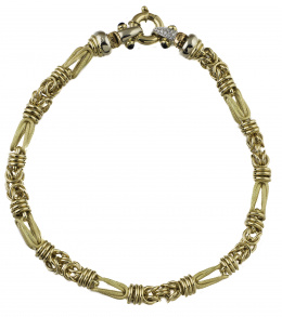 371.  Collar tubular de piezas combinadas en oro amarillo mate y brillo alternas, con cierre de brillantes y cabuchones de zafiros.