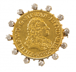 66.  Broche con moneda de oro de Felipe V orlada de brillantes de talla antigua