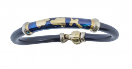 658.  Brazalete de caucho con centro tubular de oro y esmalte azul y cierre de mosquetón en oro