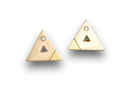 782.  Pendientes en forma de triángulo con un brillante en oro de 18K.