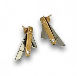 779.  Pendientes con brillante tres barritas a modo de abanico móvil de oro blanco y amarillo de 18K.