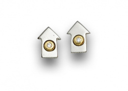 780.  Pendientes en forma de casita con un brillante. En oro bicolor de 18K.
