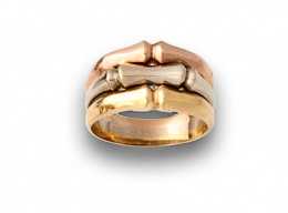 653.  Sortija con tres aros tipo bambú en oro tricolor de 18K.