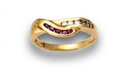 89.  Sortija con circonitas en carril y rubies carré en frente superpuesto.