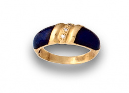 651.  Sortija con esmalte azul añil y línea oblicua de brillantes en oro de 18K.