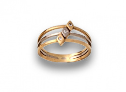 60.  Sortija con  tres aros y rombos con circonitas en oro bicolor de 18K.