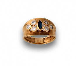 641.  Sortija ancha con zafiro marquisse y 6 circonitas en oro amarillo de 18K.