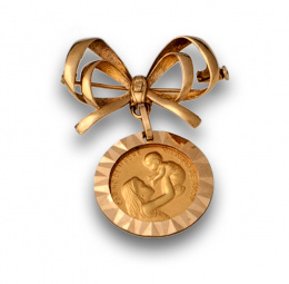 631.  Broche de lazo con colgante de medalla del día de la madre en oro de 18K.