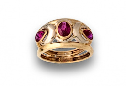 654.  Sortija con rubíes sintéticos oval y perilla, en montura de oro de 18K.