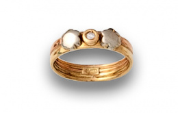 58.  Sortija con brillantito entre flores de oro bicolor de 18K.