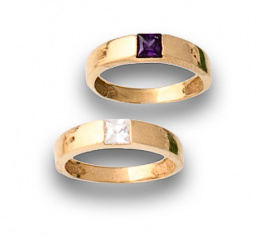 600.  Anillo alianza con amatista carré en oro de 18K.
