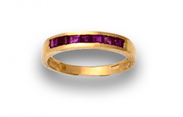 87.  Anillo de rubíes carré engastados en carril en montura de oro de 18K.