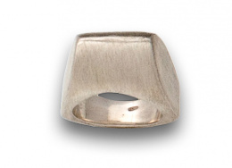 79.  Sortija PIANEGONDA en plata mate firmada con diseño de frente elevado.