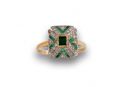 16.  Sortija Art Decó con esmeraldas calibradas y diamantes, símil esmeralda central.