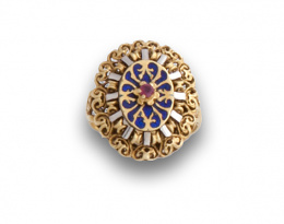 592.  Sortija de pps s XX   con frente oval esmaltado en azul rodeado de trabajo calado y con rubí central.