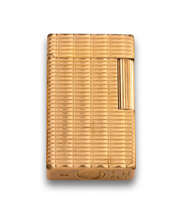 781.  Encendedor DUPONT plaqué or con decoración de bandas horizontales onduladas. ref 11BDZ77