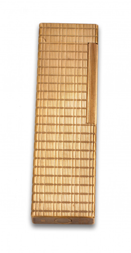 774.  Encendedor DUPONT tamaño grande plaqué or ,con decoración de bandas horizontales y verticales. Ref:03654 C