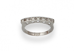 79.  Sortija media alianza de brillantes en banda elevada. 